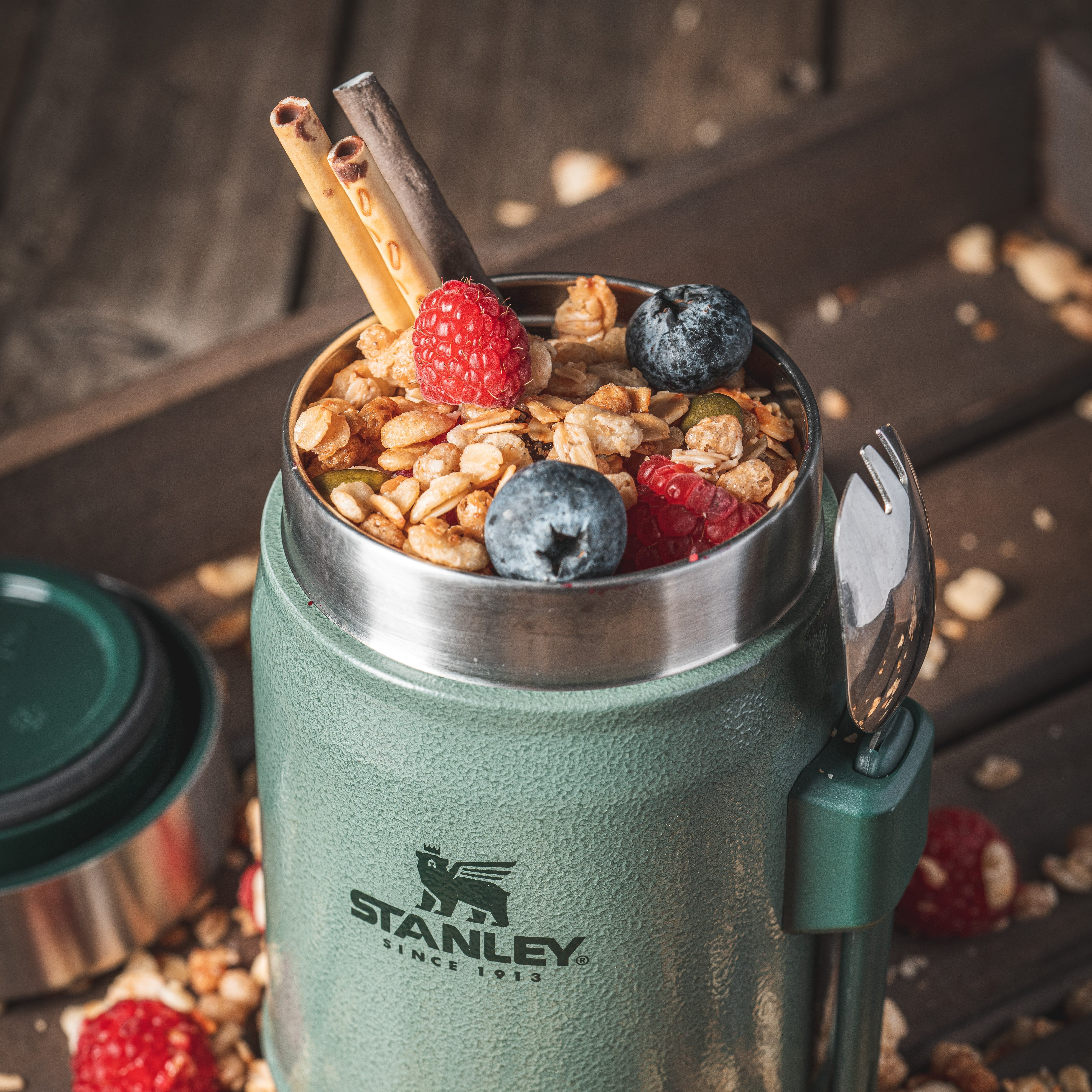 ef5ca198-8087-4950-d7e6-08de82e9b33b_P74500_Stanley_Classic_Legendary_Food_Jar___Spork_Hammertone_Green_07_PDP_WEB.jpg